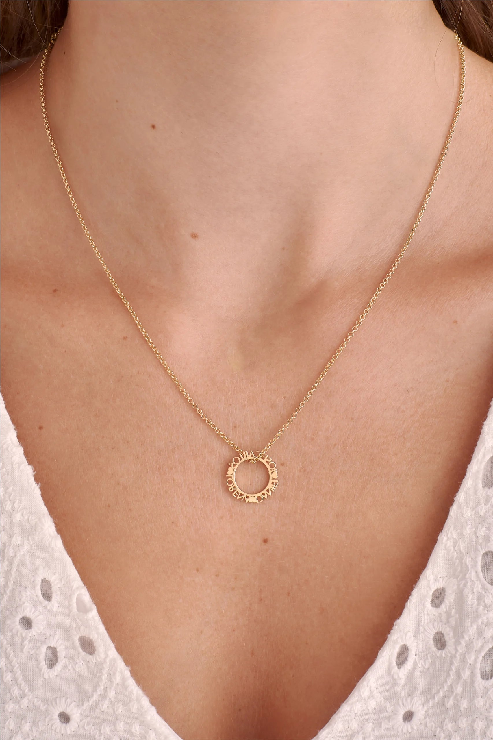 DIJE PERSONALIZABLE CÍRCULO CON CORAZONES EN ORO 18K - Gallery 2