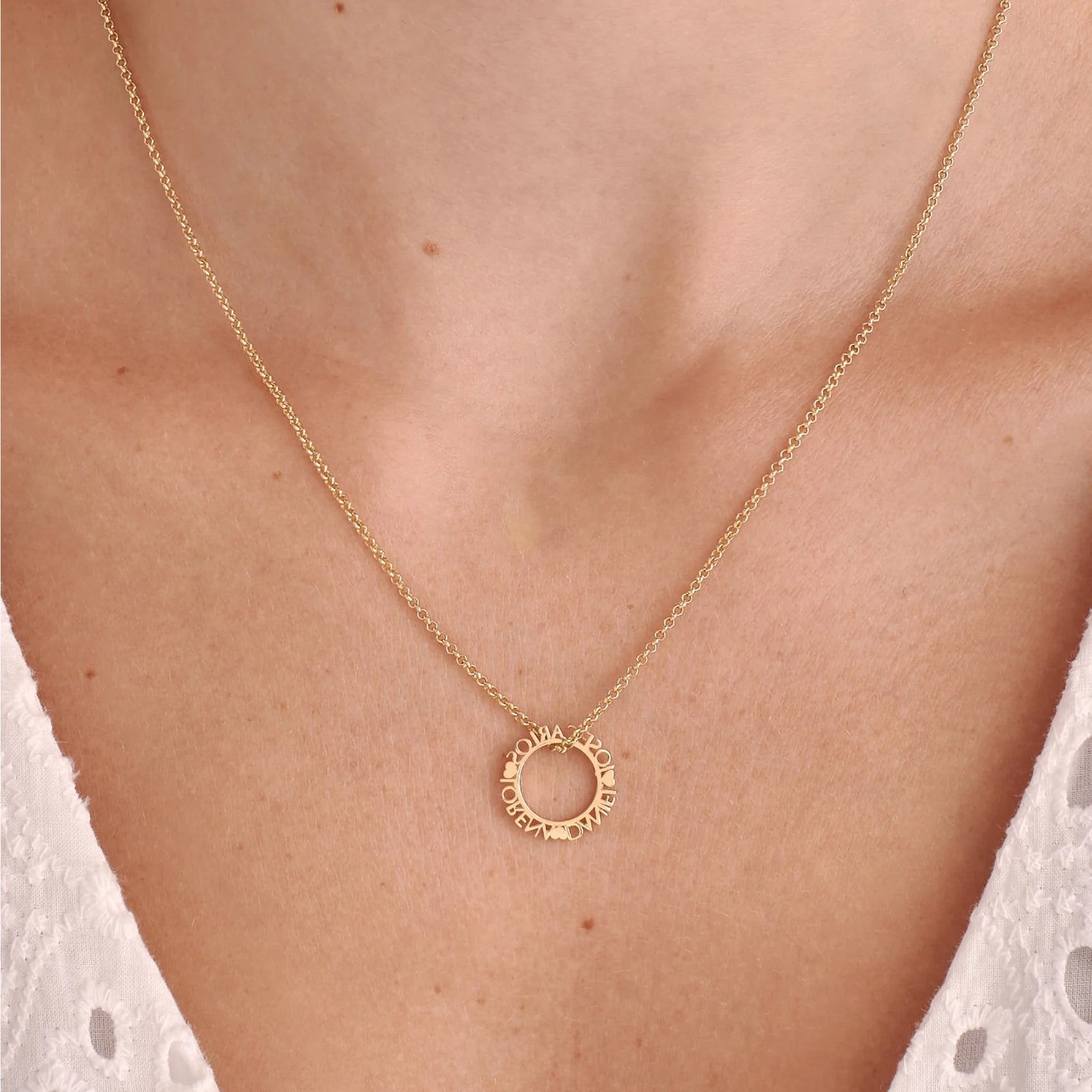 DIJE PERSONALIZABLE CÍRCULO CON CORAZONES EN ORO 18K - Image 2
