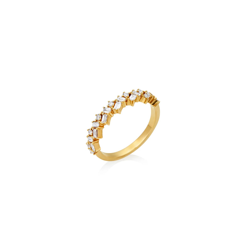 Variedad de joyas de oro