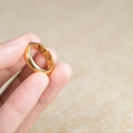 Mano de mujer con anillo de oro