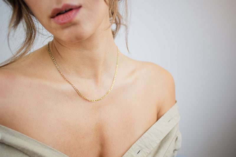Mujer con joyas de oro en un look diario