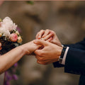 Manos de una pareja con anillos de oro