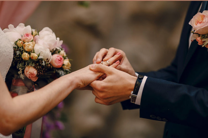 Manos de una pareja con anillos de oro