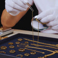 Cadenas y collares de oro sobre fondo neutro