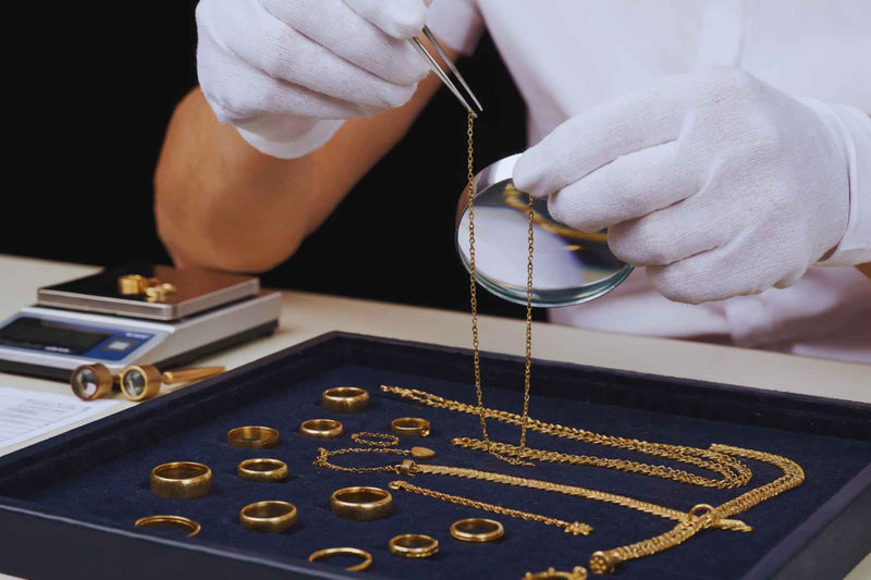 Cadenas y collares de oro sobre fondo neutro