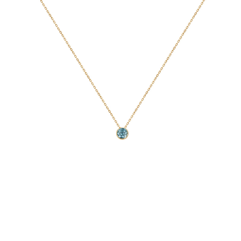 Collar con un diamante solitario