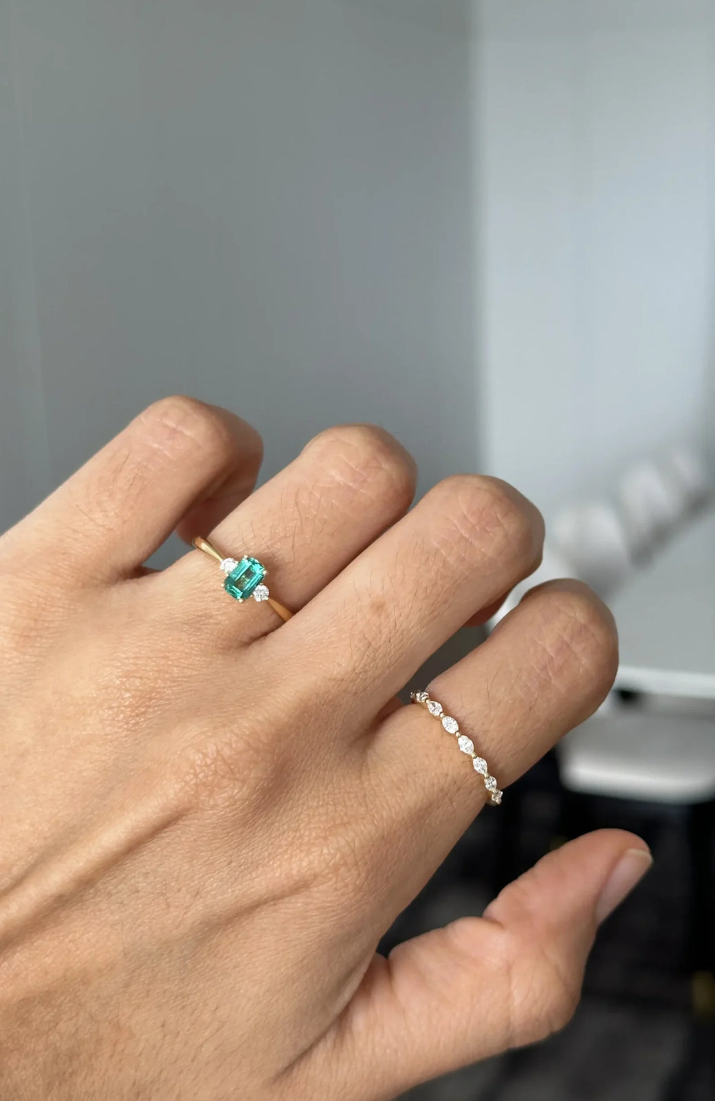 ANILLO ESMERALDA BAGUETTE Y DIAMANTES EN ORO 18K - Image 2