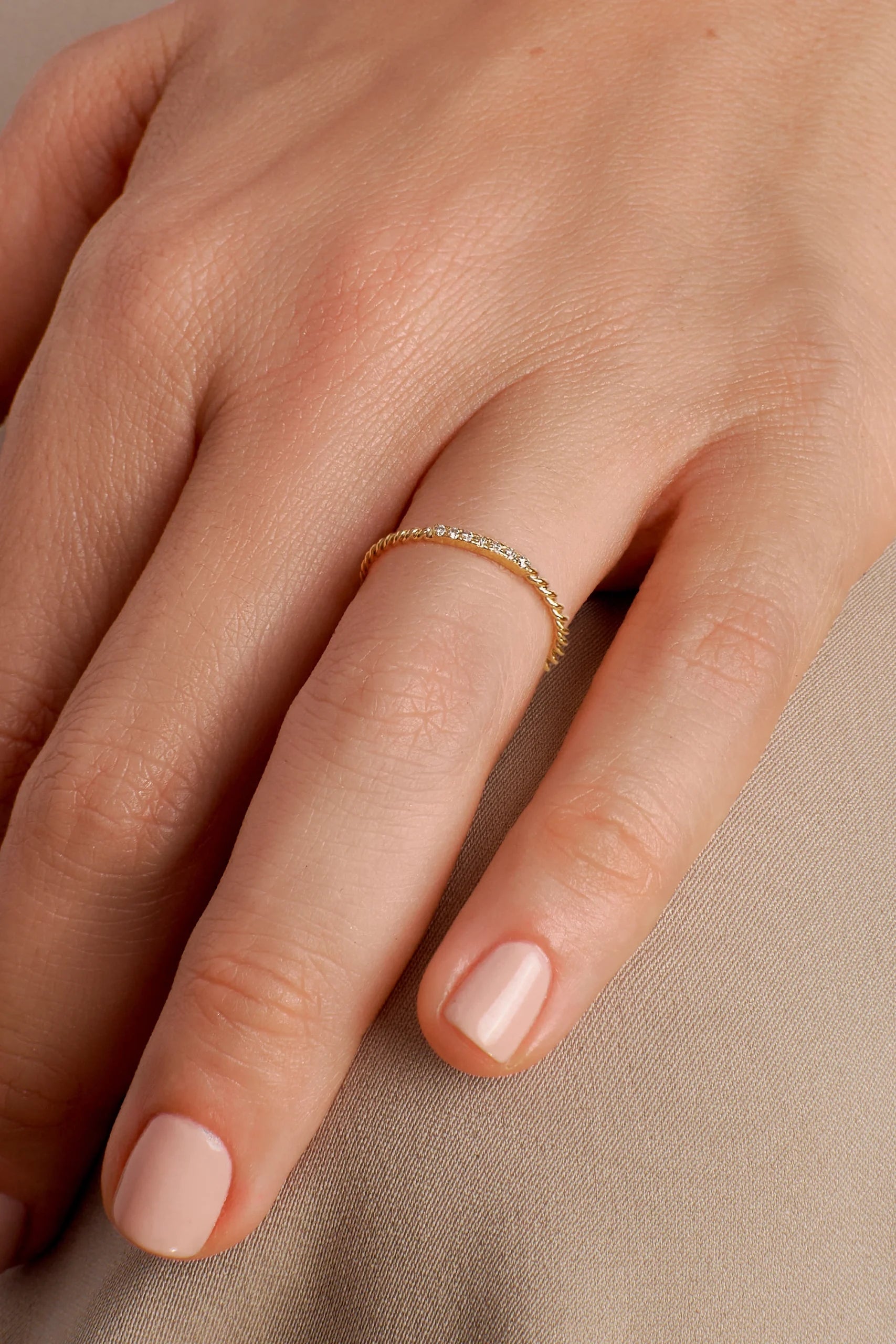 ANILLO ENTORCHADO CON DIAMANTES EN ORO 18K - Gallery 2