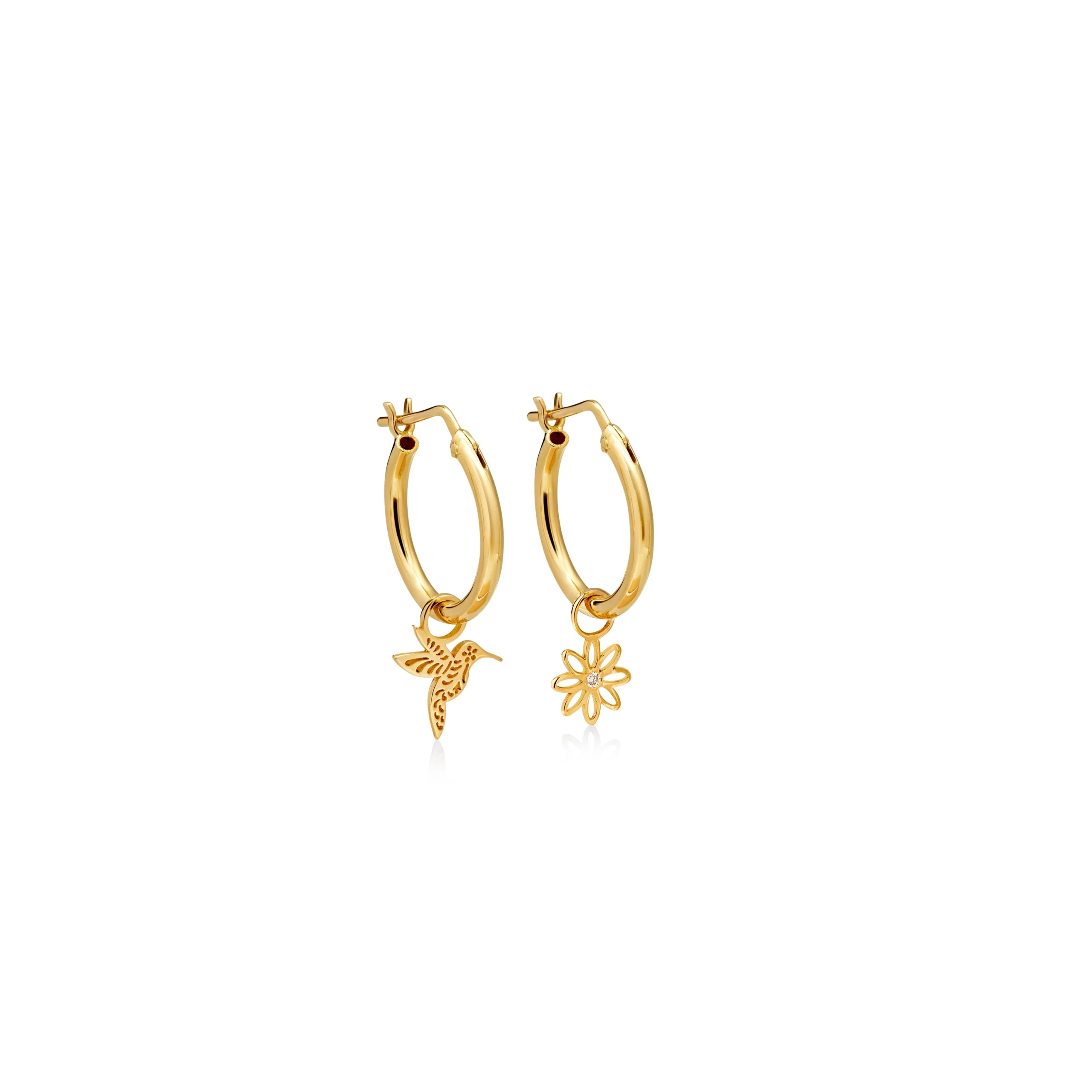 ARGOLLAS DELGADAS CON DIJES DE COLIBRÍ Y MARGARITA CON DIAMANTE EN ORO 18K - Gallery 1
