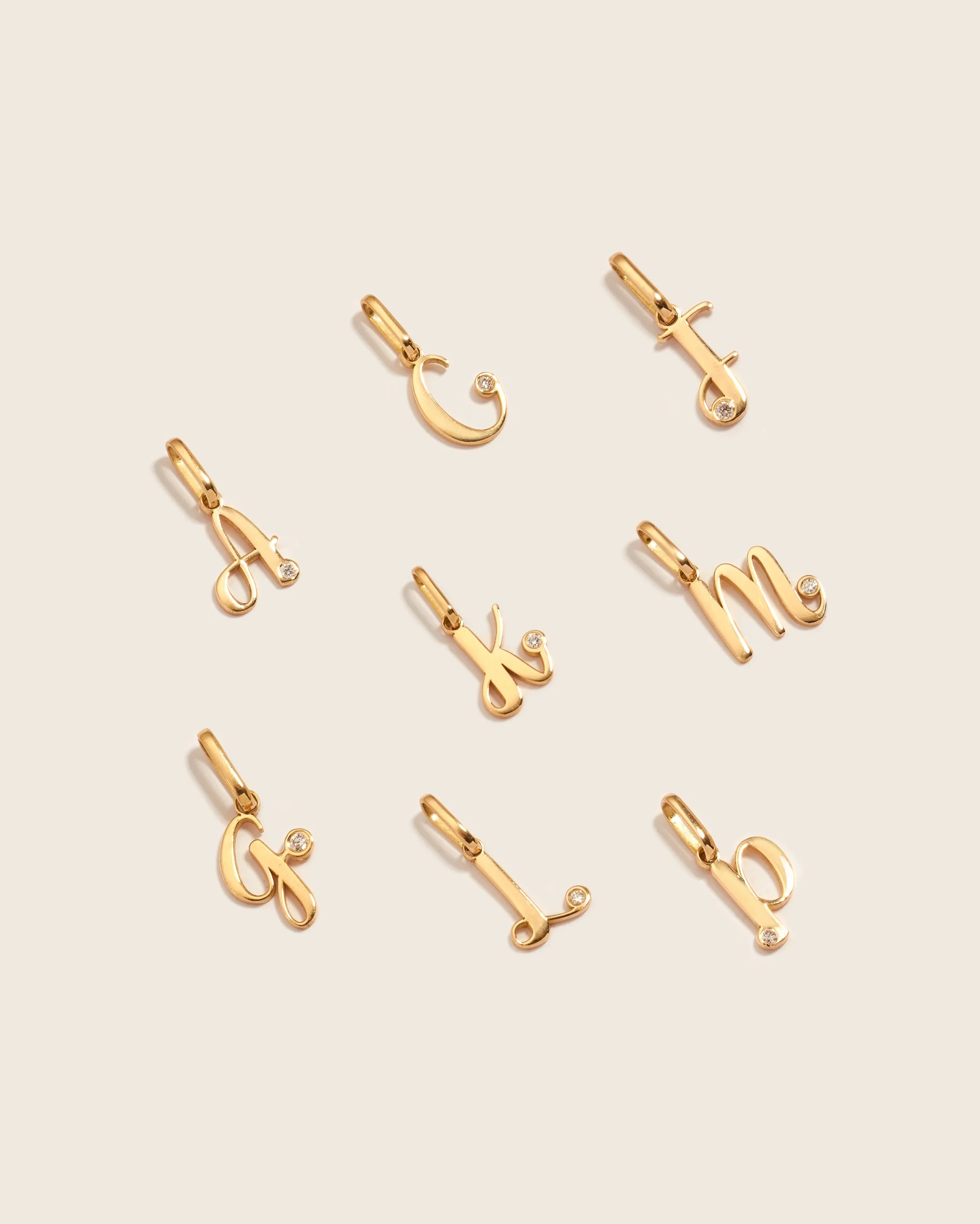 DIJE INICIAL CURSIVA CON DIAMANTE EN ORO 18K - Gallery 2
