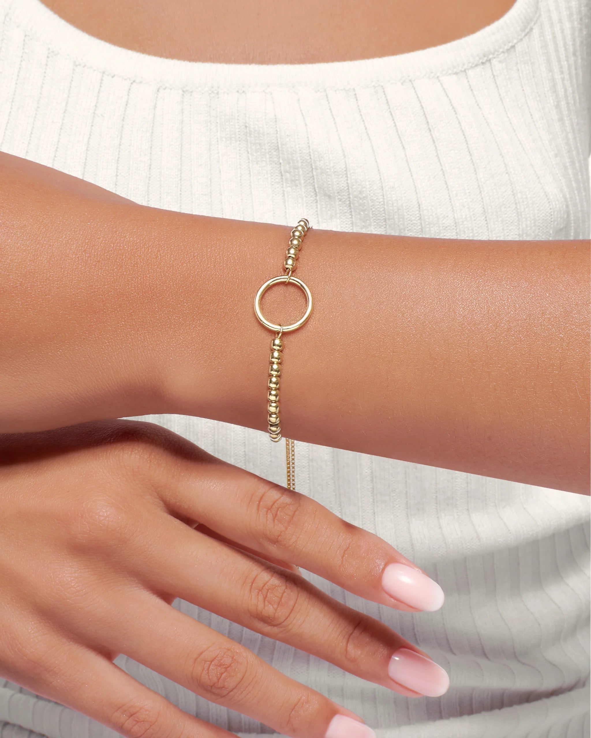 PULSERA REGULABLE KARMA CON BOLITAS EN ORO 18K - Gallery 2